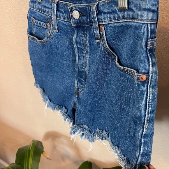 𝅺LEVI 501 denim shorts - Picture 2 of 5